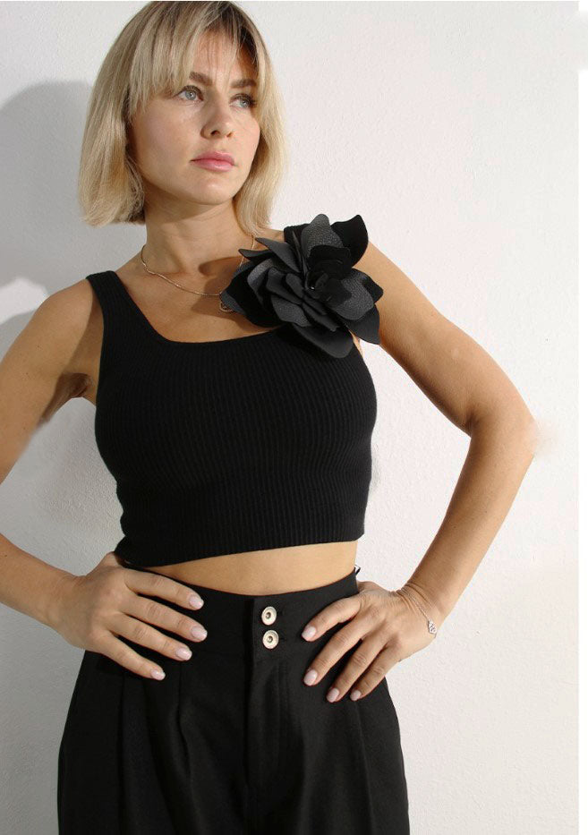 KNITTED RIB SQUARE NECK CROP TOP WITH ROSE BROOCH